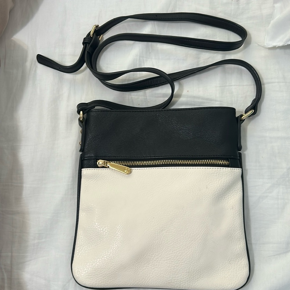 CHARMING CHARLIE  crossbody black and white , new whithout tags .